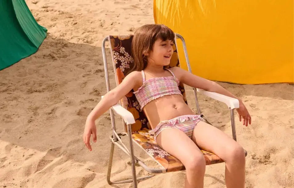 Valise plage enfant avec maillot, chaussures de plage et chapeau La Cabane Fontainebleau